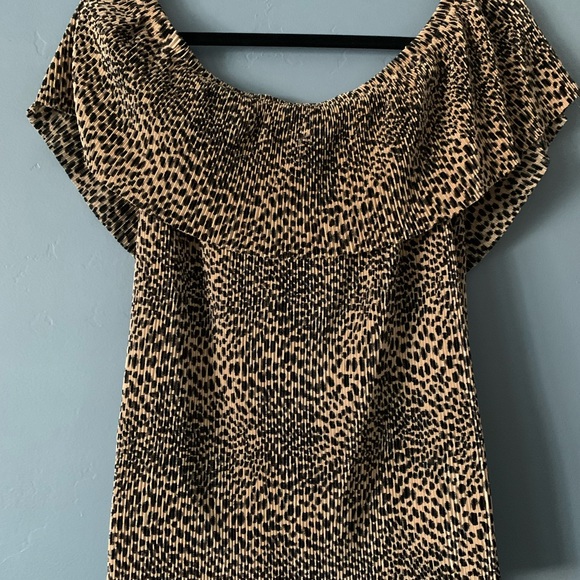A.n.a Off Shoulder Cheetah Print Top - like new! - Picture 4 of 7